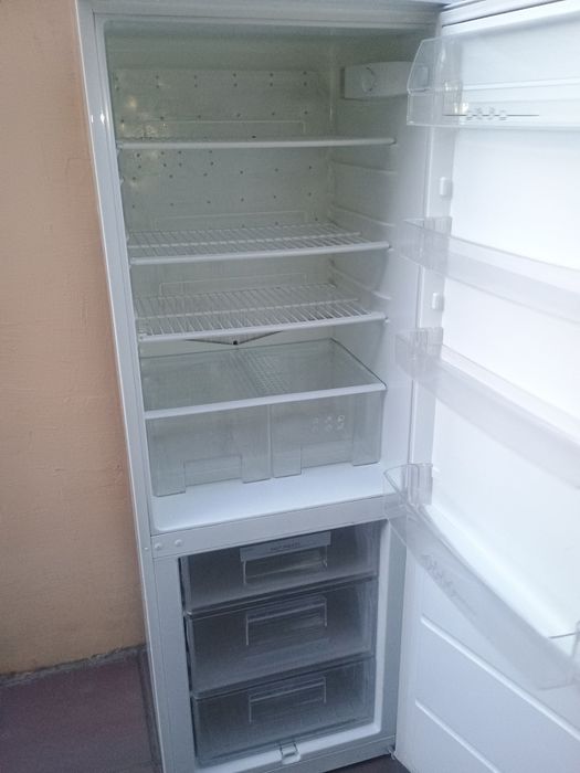 Mașină de spălat rufe clasa AA frigider cu congelator tip combină frigorifică Artic Gorenje îndesit