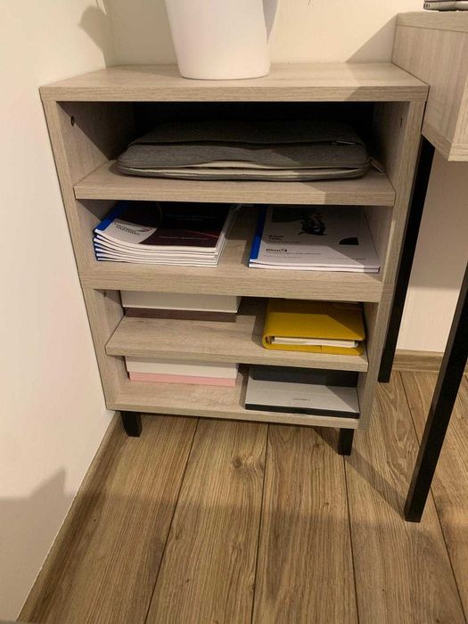 Birou modern cu rafturi, stil industrial, stare foarte bună