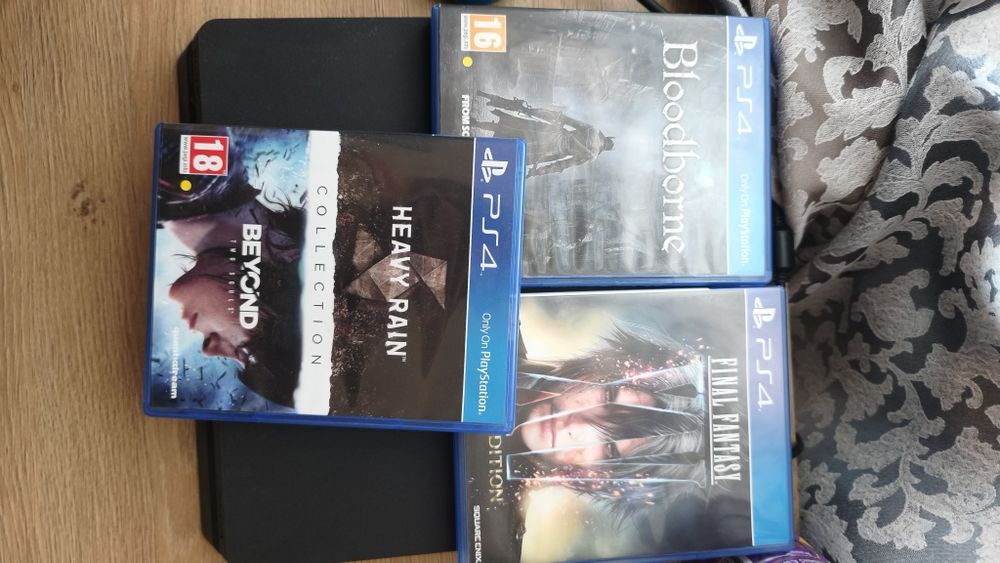 Ps4 slim 825 gb storage с 2 джойстика и 4 игри
