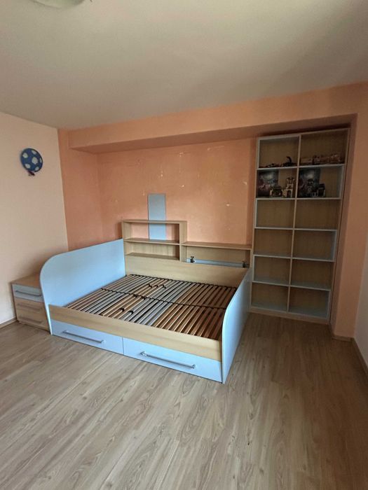 Mobilier camera copii format din pat+somiera, dulap, birou si rafturi.