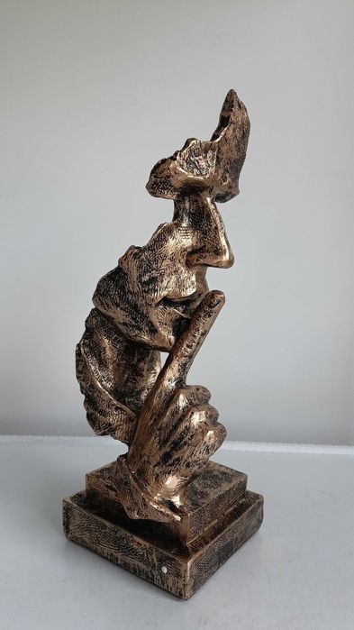 "Щастието обича тишината" , абстрактна , модернистична статуетка.