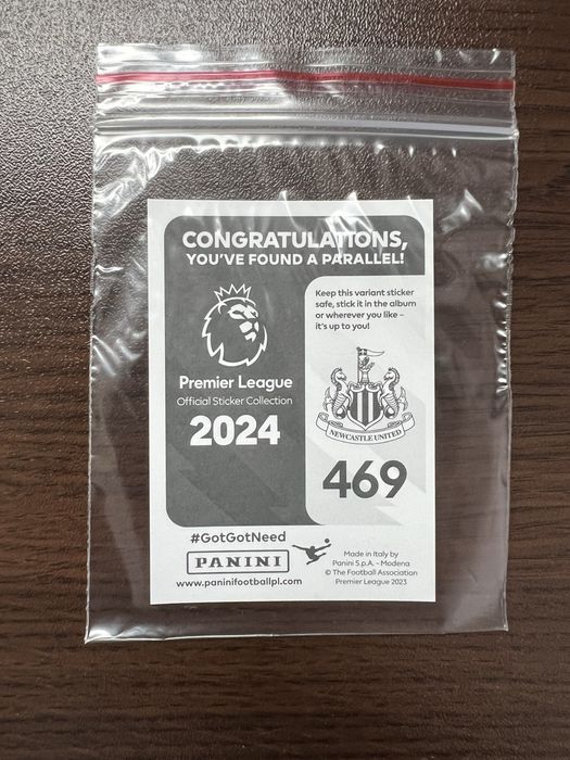 3 уникални паралел стикера Panini плюс 34 броя стикера на Liverpool FC