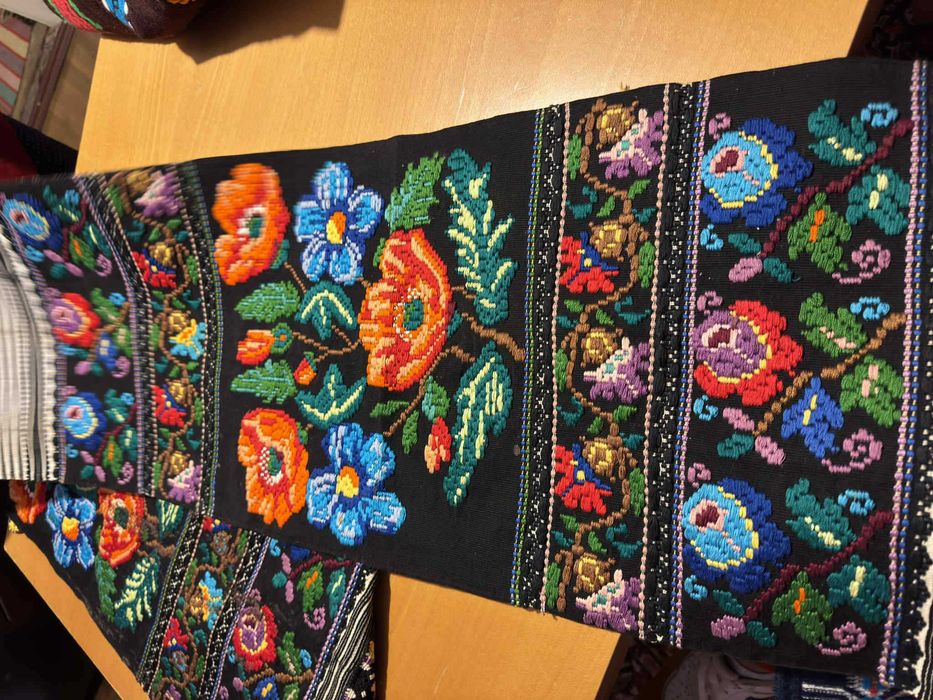 Fete de masa , chindeu si covoare tesute in razboi