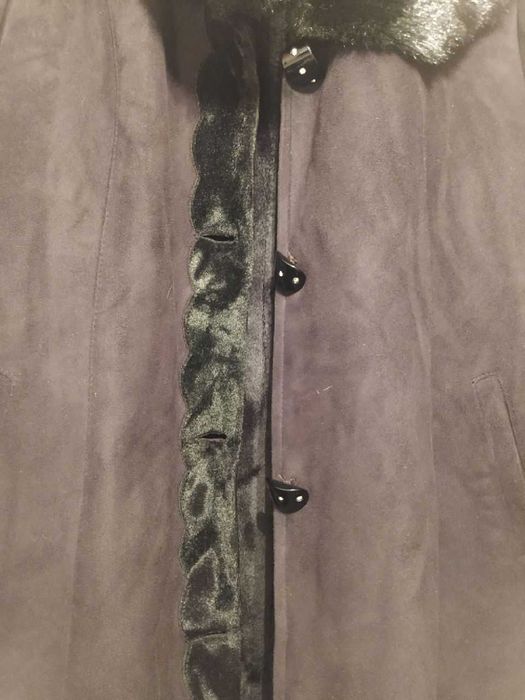 Новое зимнее пальто-дубленка черного цвета.