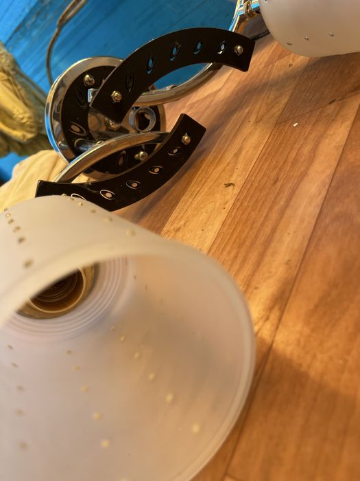 Продам люстру  двухрожковую