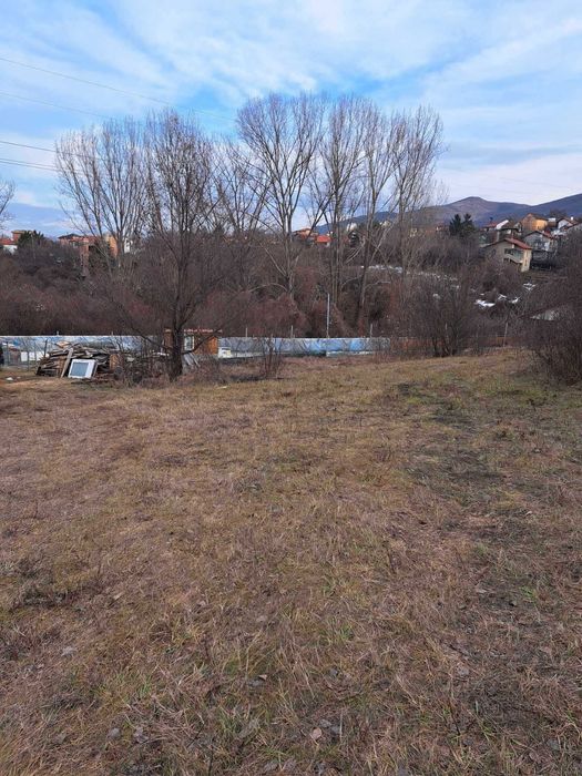 Продавам парцел в с. Лозен