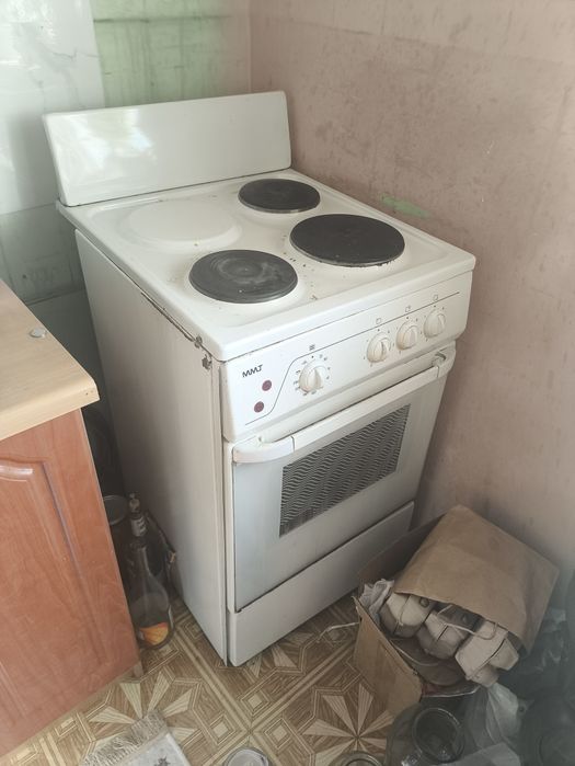 Электроплита и кресло