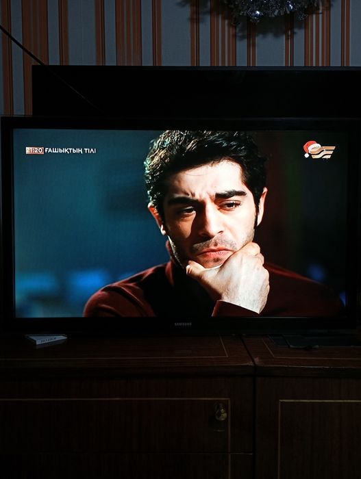 Смарт телевизор Samsung 81см с кронштейном