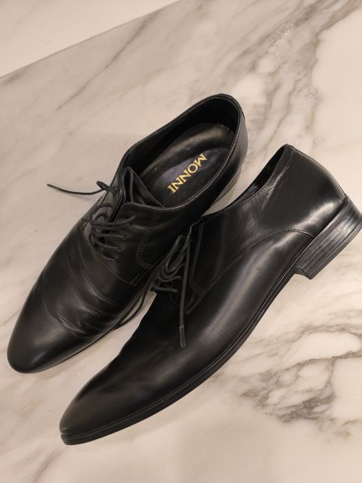 Продавам черен  костюм MONNI