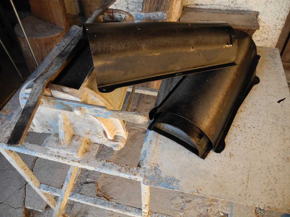 Dispozitiv (Masă) de confecționat țigle și coame din mortar de ciment.