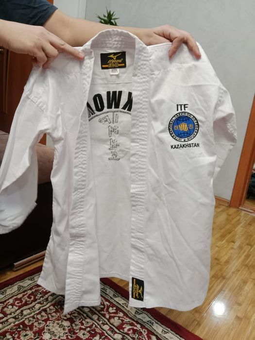 Продам форму возраст примерно от 6 лет .