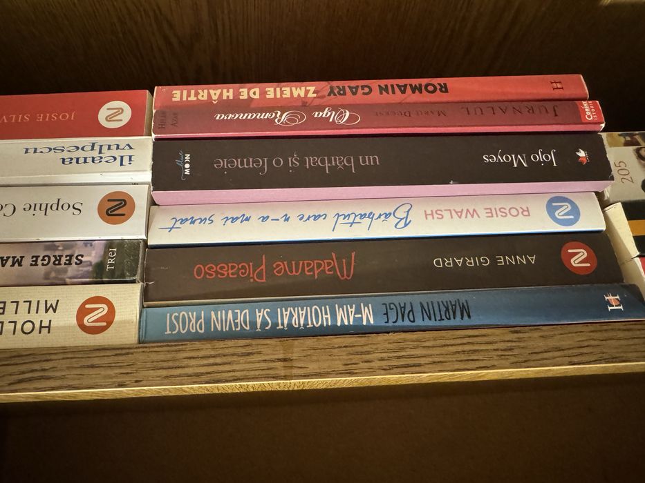 Vand carti in stare foarte buna cu ridicare doar din Brasov