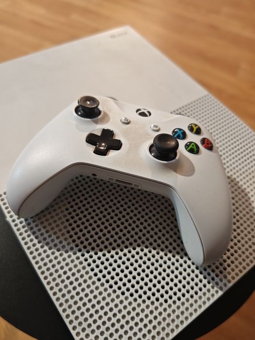 Xbox One S 1TB + 2 controllere + FIFA 23 – funcțional