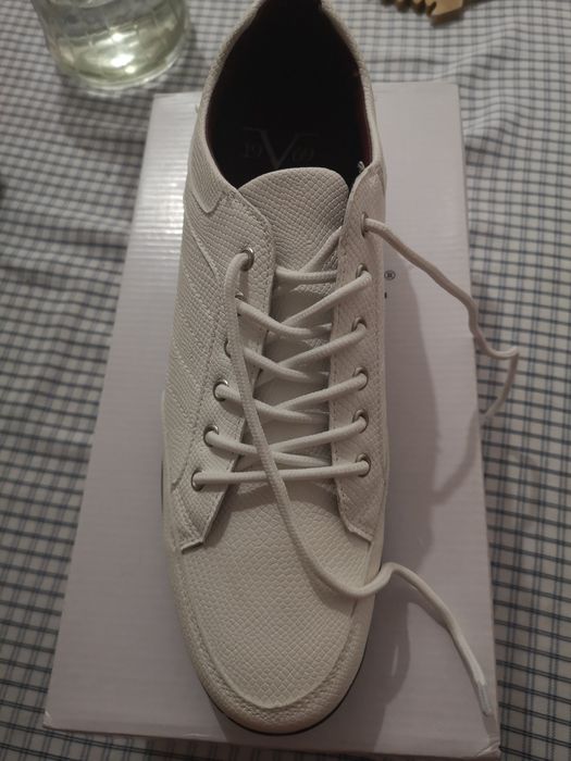 Бели мъжки обувки