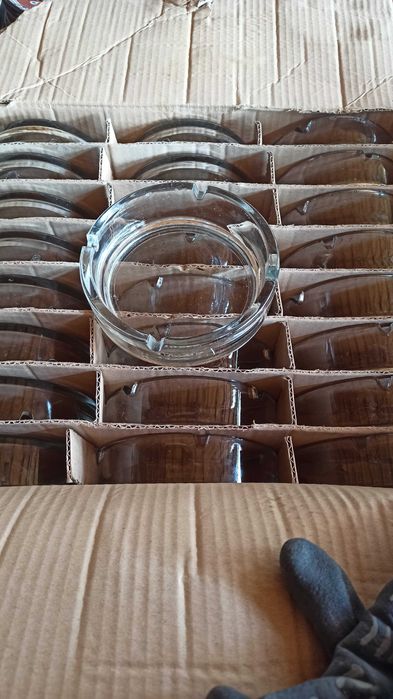 Продавам пепелници и стъклени кани