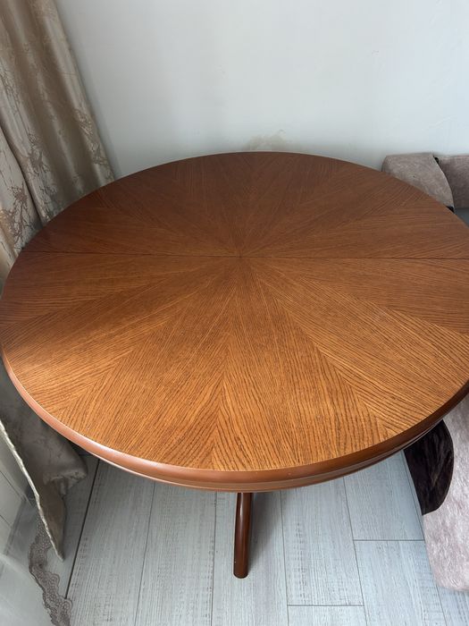 Продам стол обеденный