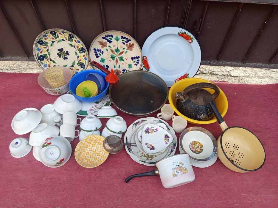 На кухню - посуда .