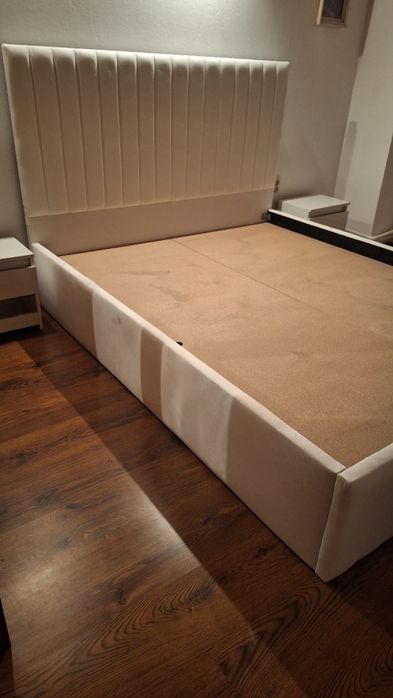 Pat tapitat cu tăblia înaltă și saltea 160x200