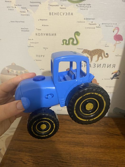 Синий трактор игрушка