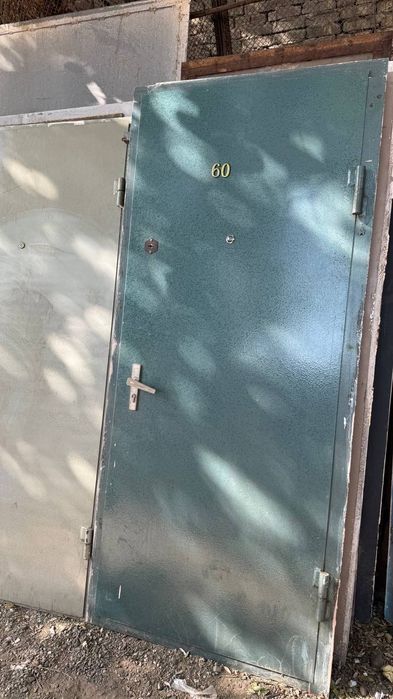 Yaxshi xolatagi Yechilgan Temir eshiklar