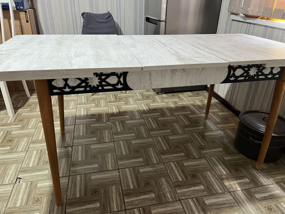 Продам стол в отличном состояний