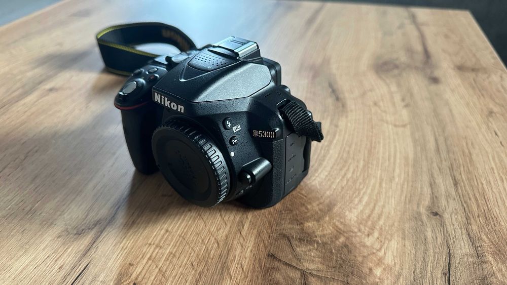 Aparat foto Nikon D5300 + 3 obiective Nikkor (35mm, 50mm, 70–300mm)