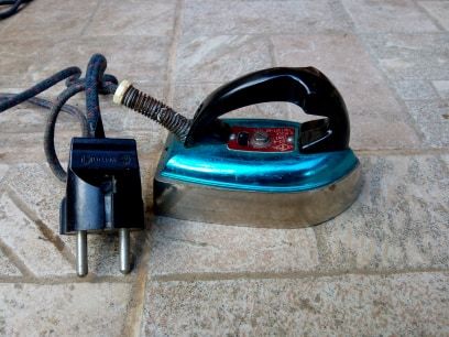 Малка ютия на ток