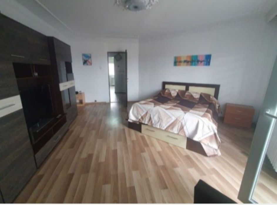 Ofer spre inchiriere apartament 2 camere zona centrală,  decomandat