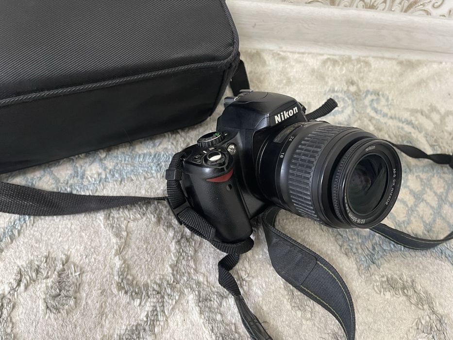 Продам зеркальный фотоаппарат Nikon D40
