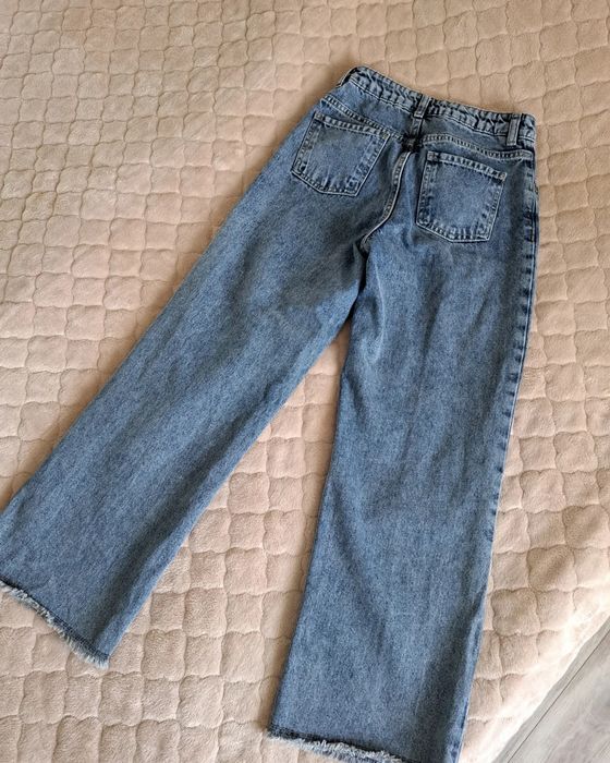 Продам джинсы на девочку 11-12 лет