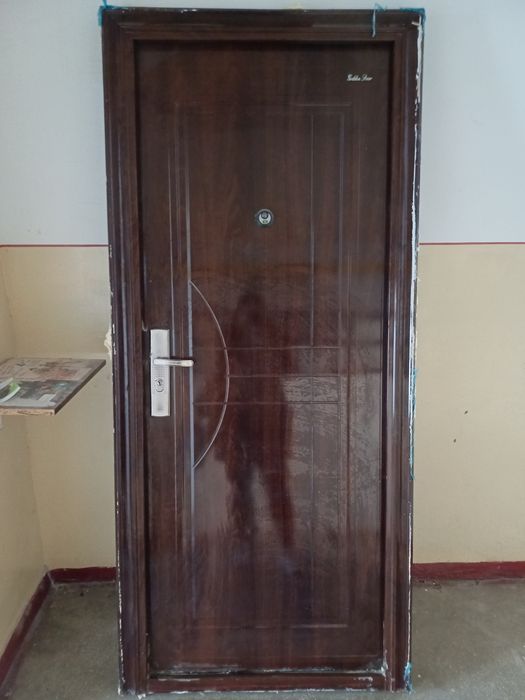 Usa metalica de apartament