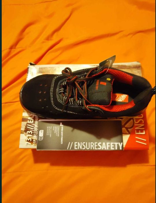 Летни работни обувки N42 ОТ набук марка Ensure.