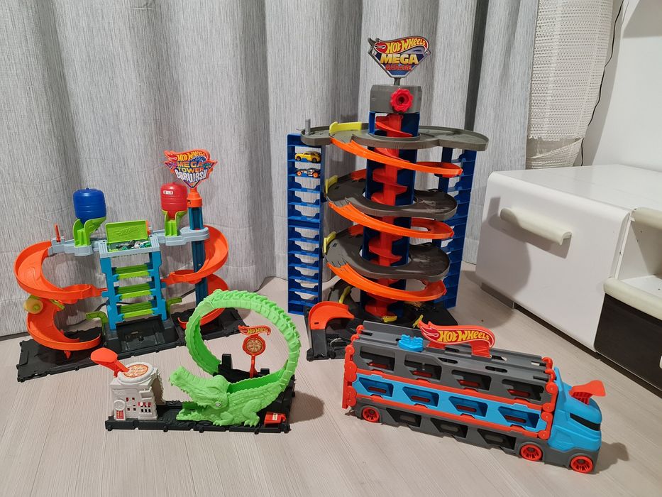 Set jucarii hot wheels, mega garaje, spalatorie, camion transportator