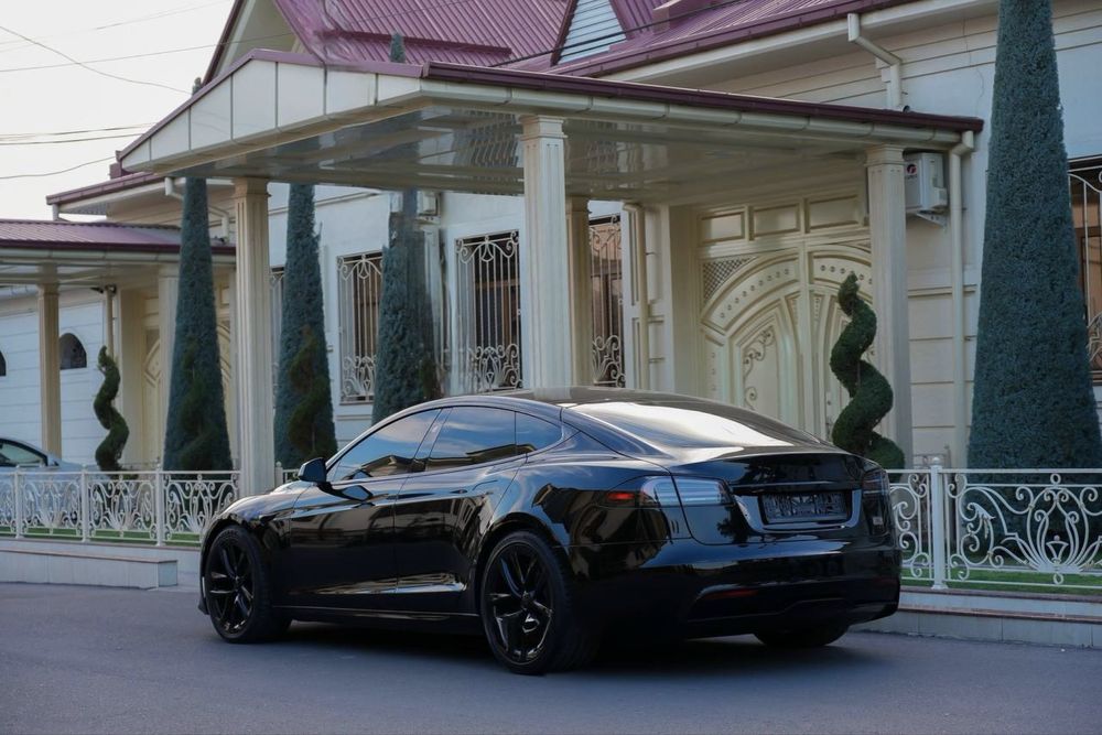 Tesla model S  672км