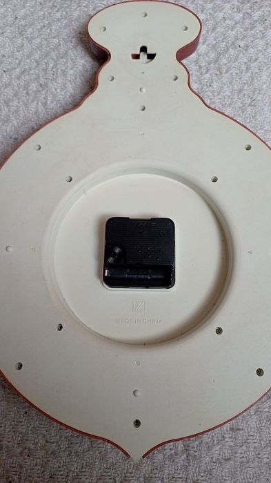 Стенен часовник в златна рамка