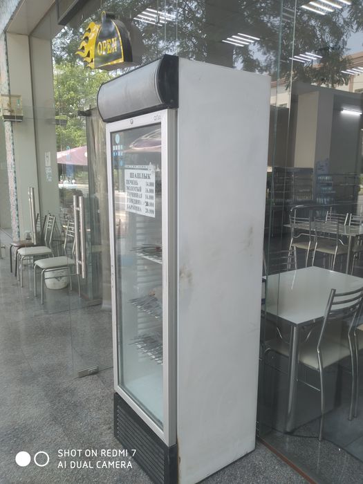 Срочно продается Витрина Холодильник