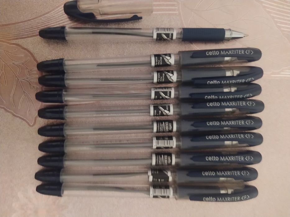 Ручки и карандаши.