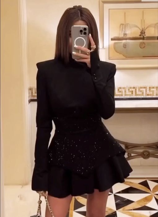 Вталена черна рокля с дълги ръкави и стилен дизайн