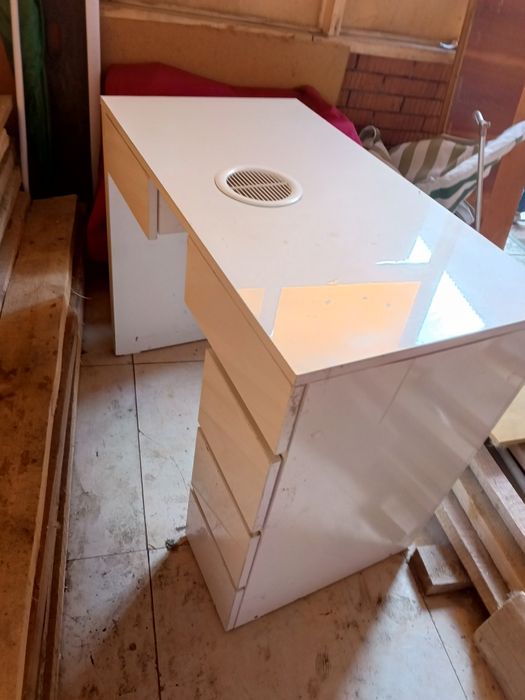 Продам маникюрный стол с пылесосом