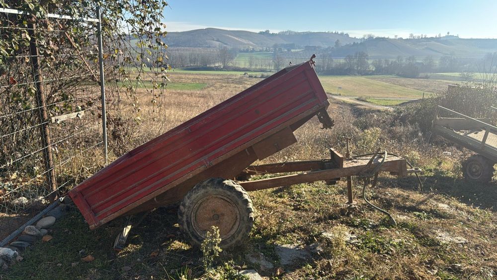Remorca cu tracțiune, basculabila manual.