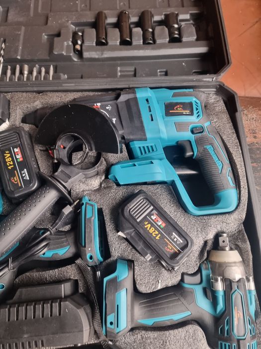 Set scule 4 bucati cu acumulatori, nou!