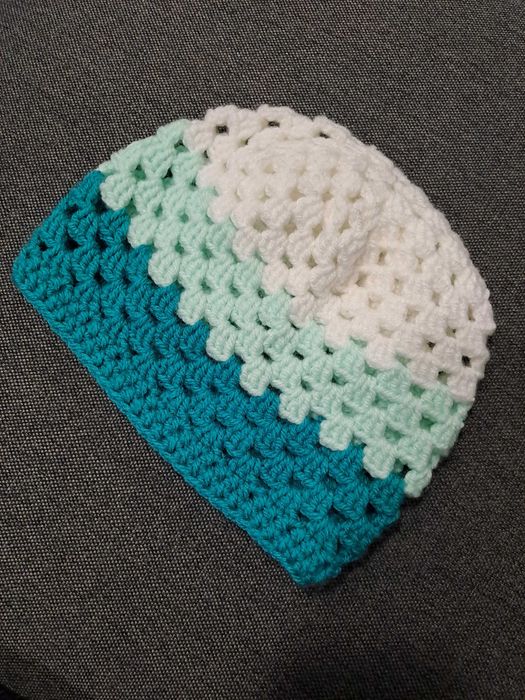 Vand paturica,sosete,caciuli copii si adulti,crosetate manual ,105x105