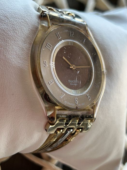 Ceas dama ultraslim colectie Swatch Tri-Gold SFK240A