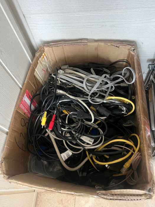 7 kg de diverse cabluri vechi laptop, telefon, tv