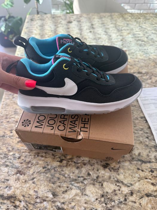 Детски маратонки нови Nike Air Max Motif 33