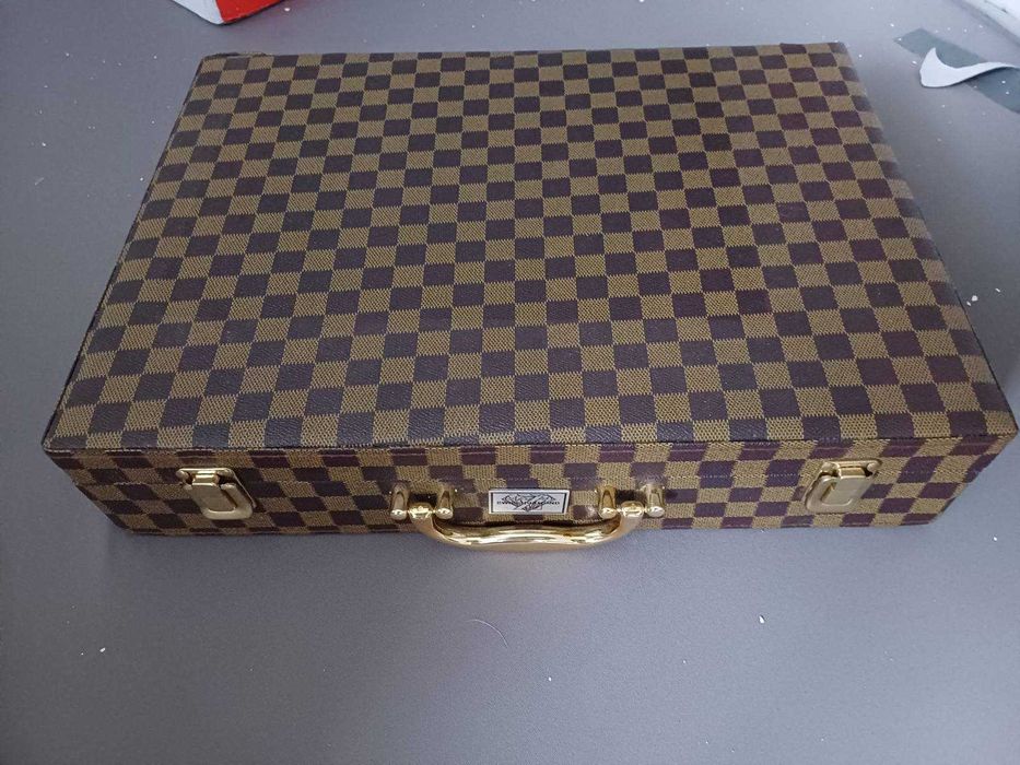 Комплекти прибори за хранене