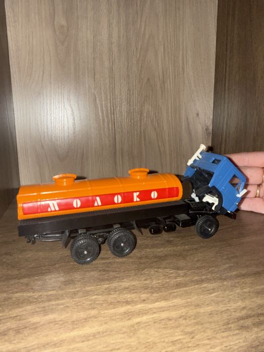 Коллекционная можель Камаз(Молоковоз)