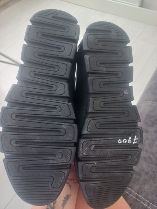 Продам новые туфли на мальчика