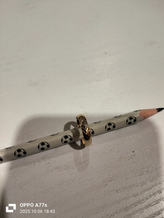 Продам золотое кольцо с бриллиантом