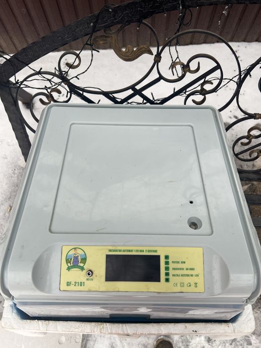 Incubator pentru 120 de oua